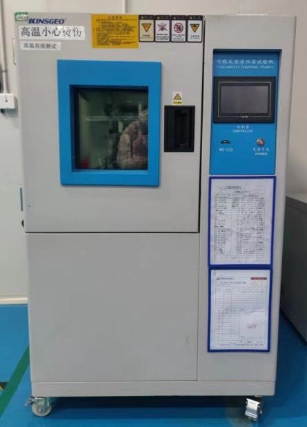 High and low temperature test chamber in the SolarPro laboratory