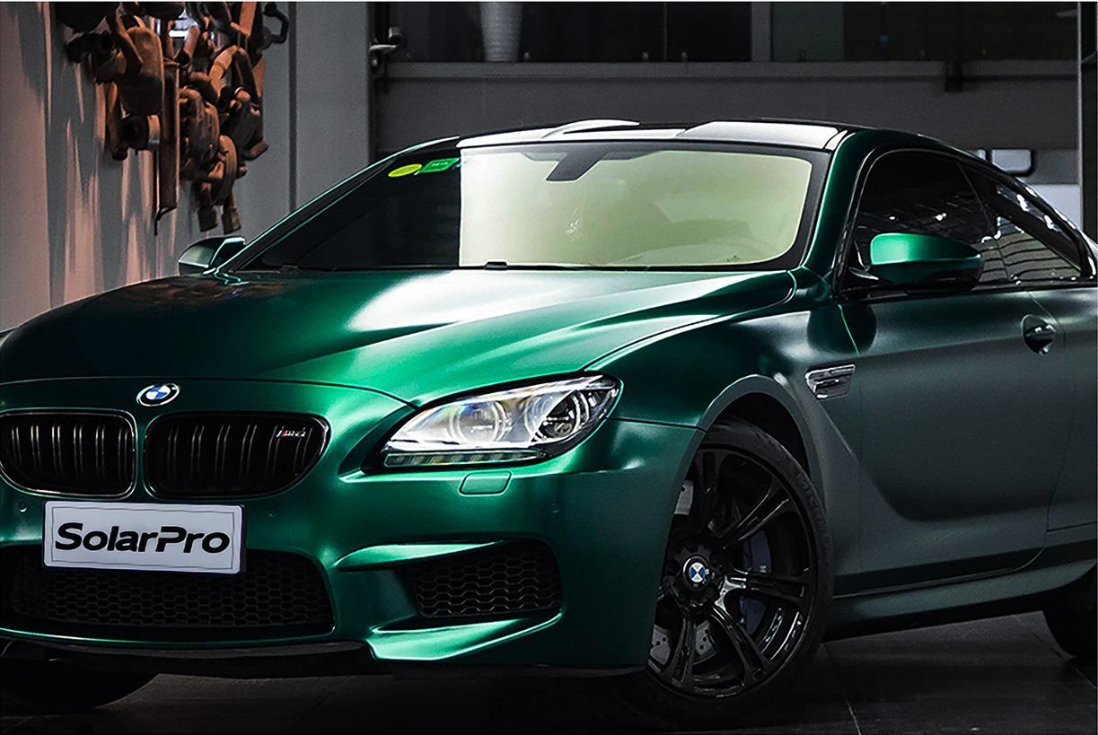 Colour-change TPU wrap film on a vehicle body panel