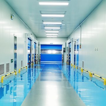 Cleanroom corridor with an epoxy floor and a high-speed roll-up door