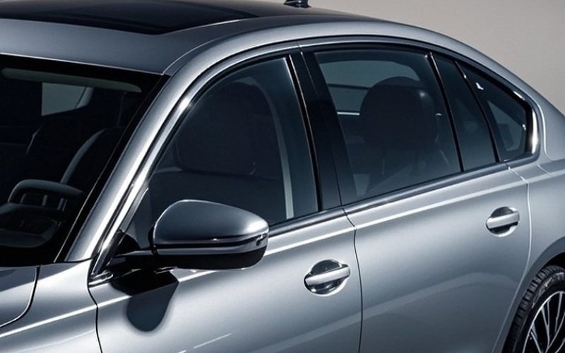 Silver saloon with dark tinted side and rear windows